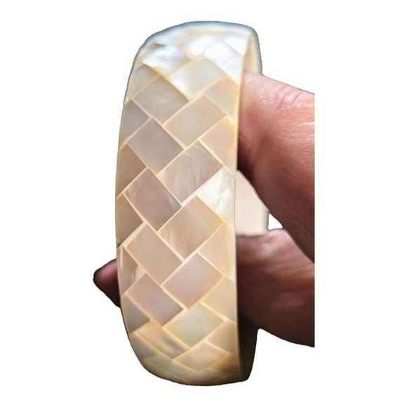 L.C. Jewelry - Womens Teen Mother of Pearl Inlaid Shell/White Resin Bngle Bracelet 7.5" MA23-ab